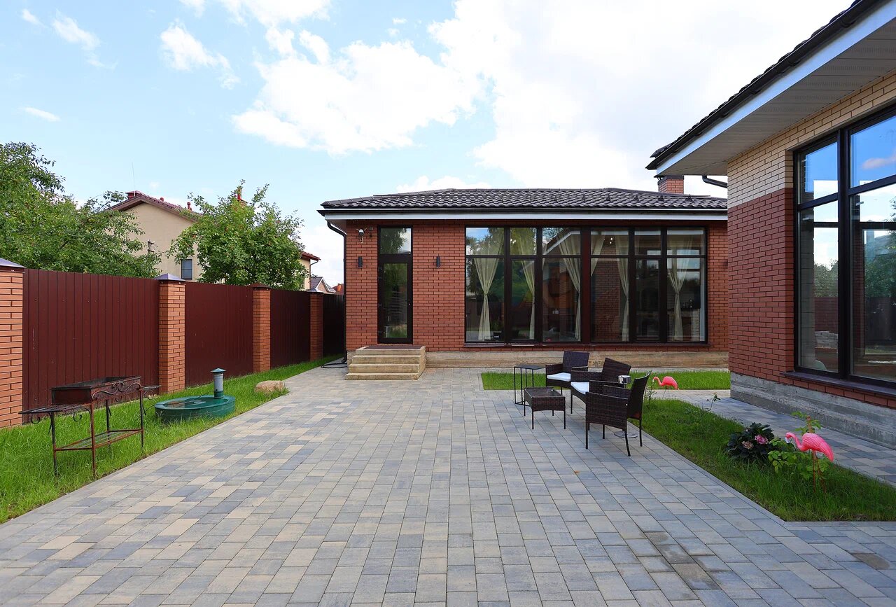 Двор перед Luxury House